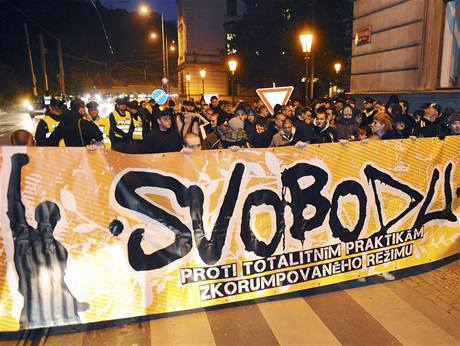  Na sto účastníků organizace Dělnická mládež demonstrovalo 21. října před Úřadem vlády v Praze proti policejním zásahům 