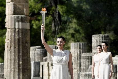 Ceremoniál zapálení olympijského ohně v Řecku.