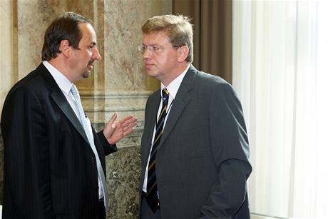 Ministr pro evropské záleitosti tefan Füle (vpravo) a minsitr zahranií Jan Kohout.