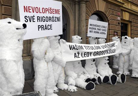 Lední medvdi upozornili v Plzni na nesrovnalosti ve vydávání akademických titul na fakult.