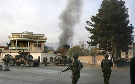 Vojáci hlídají místo v Kábulu, kde zaútoilo hnutí Taliban a zabilo ti zamstance OSN.