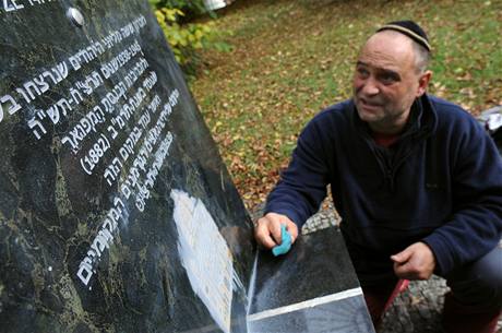 Oldich Látal u teplického památníku obtem holocaustu, který vandalové v den státního svátku 28. íjna pomalovali.