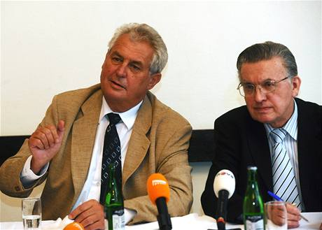 Milo Zeman (vlevo) a Eduard Zeman, podle kterého je postup Jiího Paroubka nezákonný.