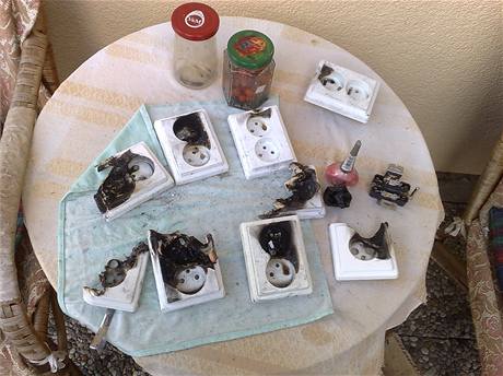 Sho�el� obaly z�suvek v dom� Ji��ho Mra�ka.