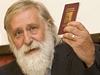 Milan Kindl ukazuje svj pas