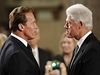 Kalifornský guvernér Arnold Schwarzenegger (vlevo) v rozhovoru s bývalým americkým prezidentem Billem Clintonem.