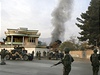 Vojáci hlídají místo v Kábulu, kde zaútoilo hnutí Taliban a zabilo ti zamstance OSN.