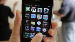 Renomovaný časopis sepsul nový iPhone, Apple čelí žalobám