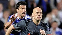 Michael Ballack nebyl daleko od inzultace rozhod�ího Toma Henninga Övreböho.