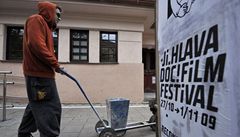 Grafik a performer Vít Kraus ped zahájením 13. roníku Mezinárodního festivalu dokumentárních film propojil po celé Jihlav vápennou árou vechna místa související s festivalem.