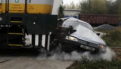 V Plzni se pedvdlo, jak dopadne srka vlaku s autem