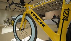 Lance Armstrong a jeho kola. est svtoznámých umlc si vzalo do parády Armstrongova závodní kola. Na snímku výtvor Yoshitoma Nary.