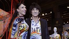 Rocker Ronnie Wood z Rolling Stones je i módním návrhářem 