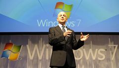 Steven Sinofsky, prezident divize Windows, pedstavuje v Tokiu nové Windows 7.