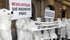 Lední medvdi upozornili v Plzni na nesrovnalosti ve vydávání akademických titul na fakult.