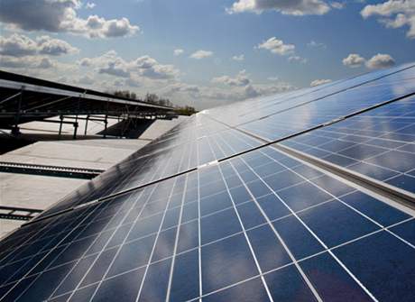 Výroba elektrické energie ze sluneního záení za pomoci solárních panel byla donedávna vnímána jako ekologická, ale komplikovaná a pomrn nevýhodná cesta.