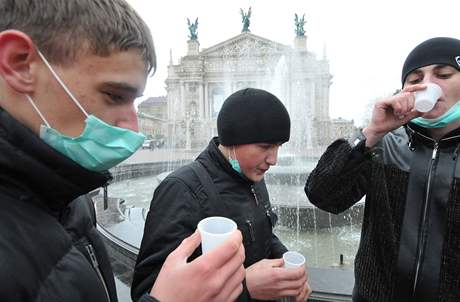 Mladí lidé se na námstí ve Lvov "dezinfikují" pitím vodky