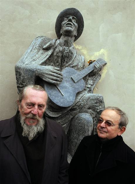 Autor plastiky Karla Halera Stanislav Hanzík (vlevo) a autor architektonického eení Pavel Kupka na slavnostním odhalení pomníku 