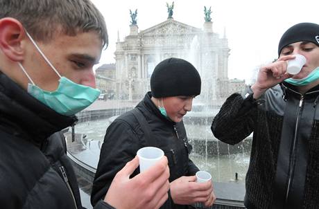 Mladí lidé se na námstí ve Lvov "dezinfikují" pitím vodky