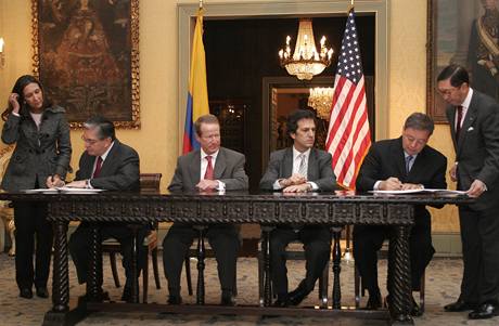 Americký velvyslanec v Kolumbii William Brownfield dohlíí na podpis vzájemné dohody spolu s kolumbijským ministrem zahranií Jaimem Bermudezem