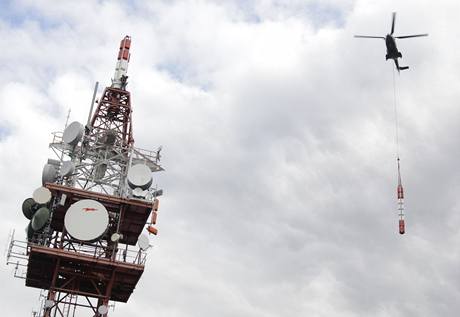 Technici pomocí vrtulníky mní anténu na vysílai Dvín v Pálavských vrích kvli digitálnímu vysílání