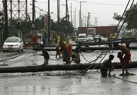 Lid v Manile odklzej popadan elektrick veden