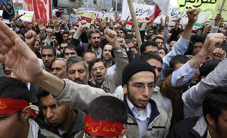 v ulicích Teheránu se vera demonstrovalo proti reimu i proti USA