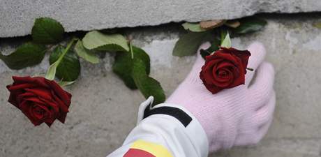 20 let svobody. Nmci oslavují pád Berlínské zdi. Ke zbytkm zdi pokládají kvtiny.