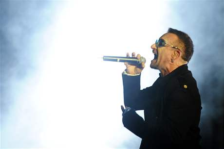 Frontman skupiny U2 Bono Vox.