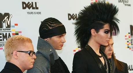 Kytarista populární nmecké skupiny Tokio Hotel Tom Kaulitz (druhý zleva) asi skoní ped soudem.