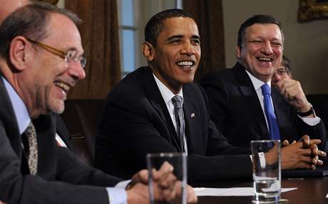 Americký prezident Barack Obama se éfem Evropské komise José Barrosem a éfem unijní diplomacie Javierem Solanou 
