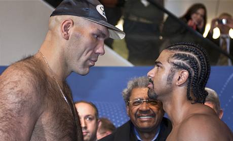 Nikolaj Valujev (vlevo) a David Haye.