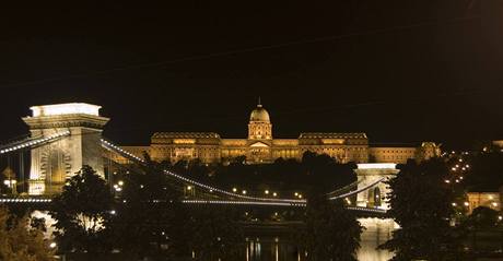 Pohled na dominantu Budapet - Hrad a etzový most