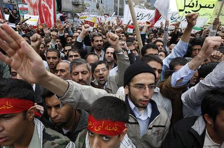 v ulicích Teheránu se vera demonstrovalo proti reimu i proti USA