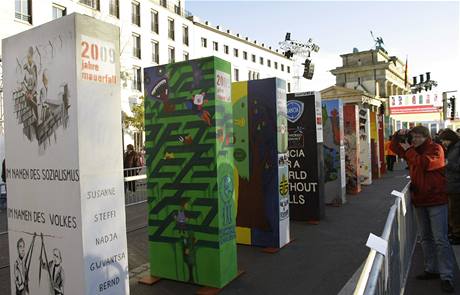 Dominové kostky k symbolickému pipomenutí pádu berlínské zdi