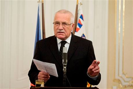 Prezident R Václav Klaus oznamuje novinám e dnes 3.11.2009 v 15 hodin podepsal Lisabonskou smlouvu 