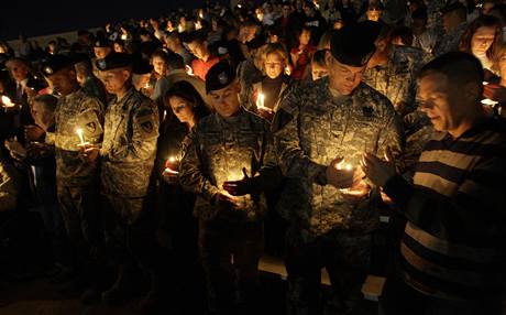 Truchlci zapaluj svky za obti toku, kde na zkladn Fort Hood postlel vojk 13 lid.