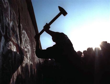 10. listopad 1989. Mu se chystá udeit do zdi kladivem. Rozdlený Berlín i zem se pak po desetiletích opt spojily. 