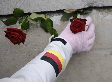 20 let svobody. Nmci oslavují pád Berlínské zdi. Ke zbytkm zdi pokládají kvtiny.