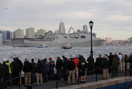 Do New Yorku připlula loď, která obsahuje 7,5 tun oceli z věží WTC. Na břehu ji tedy vítali kromě jiných i lidé, kteří při teroritickém útoku přišli o své blízké.