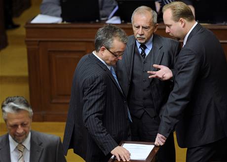 Frantiek Bublan, Marek Benda, Stanislav Keek a Jeroným Tejc na schzi Poslanecké snmovny.