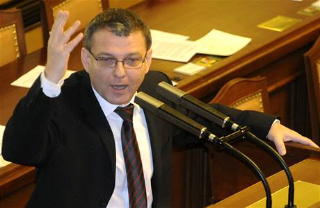 Místopedseda Poslanecké snmovny Lubomír Zaorálek pi svém emotivním projevu ve Snmovn.