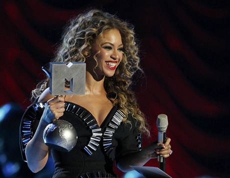 Beyoncé pebírá cenu MTV za "Nejlepí píse".