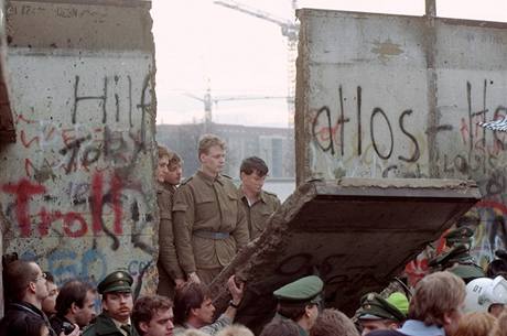Berlnsk ze v listopadu 1989, vchonmt pohraninci pozoruj demonstranty