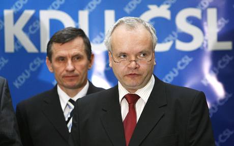 Pavel Svoboda (vpravo) který kandiduje za KDU - SL s bývalým pedsedou strany Jiím unkem 