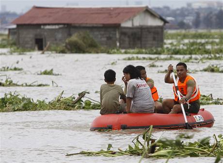 Lidé na Filipínách po tajfunu Mirinae