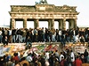 10. listopad 1989. Východní a západní Berlíané slaví pi píleitosti pádu zdi.