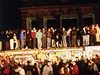 10. listopad 1989. Východní a západní Berlíané slaví pi píleitosti pádu zdi.