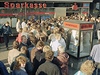 10. listopad 1989. Východní Berlíané stojí frontu ped západoberlínskou bankou na tzv. uvítací stomarkovku.