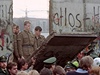 Berlínská ze v listopadu 1989, výchonmtí pohraniníci pozorují demonstranty
